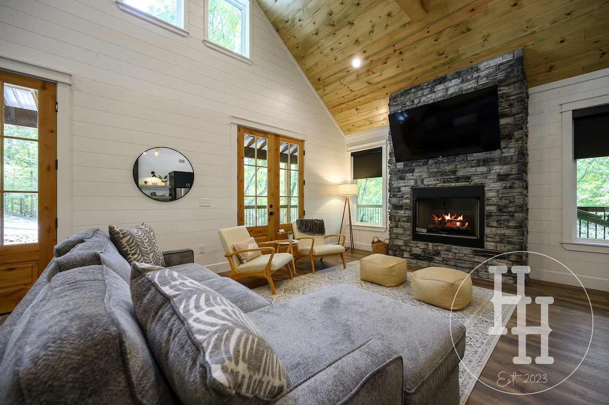 Additional blankets are provided. Ceiling fan is remote controlled.