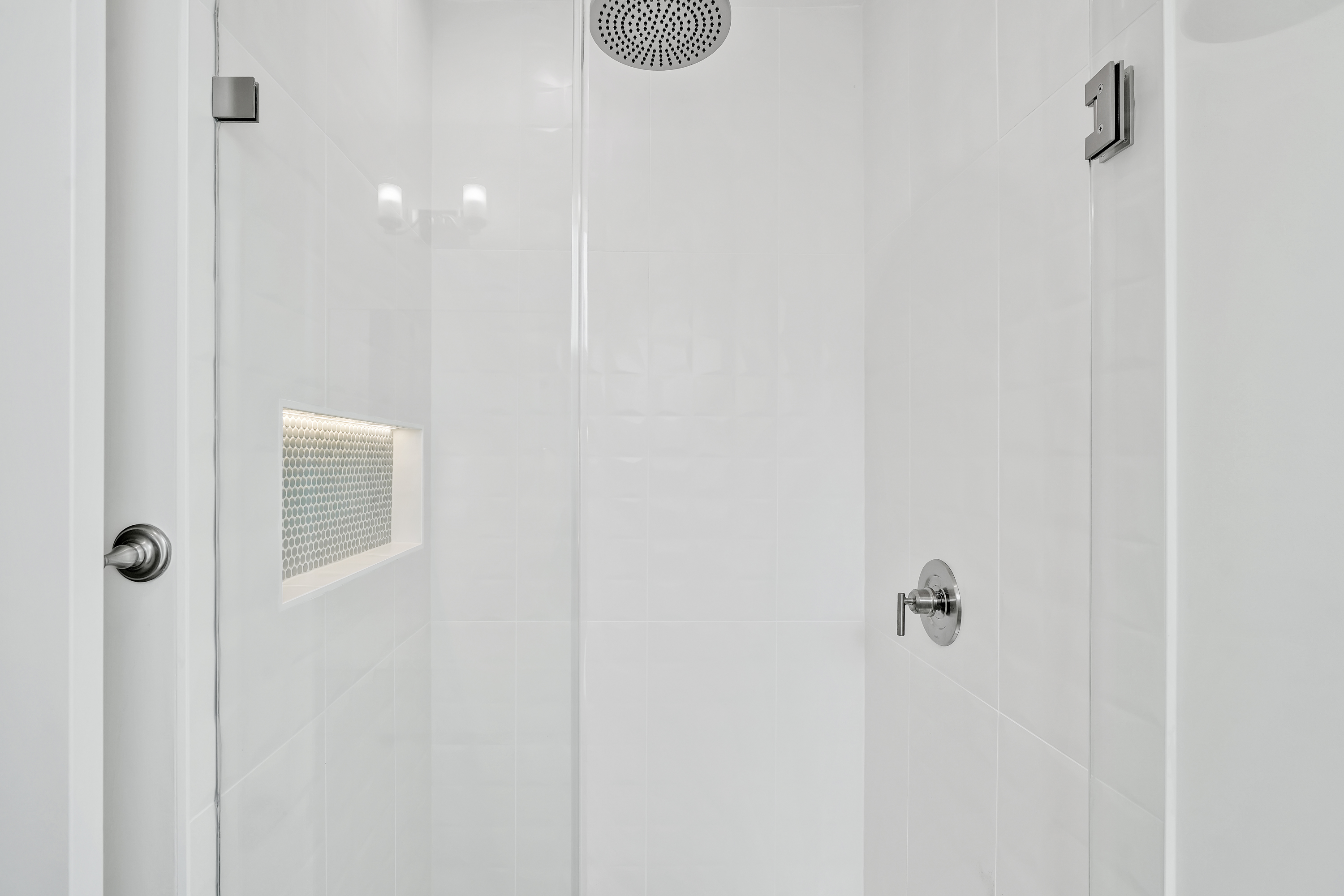 Rain shower with lighted niche