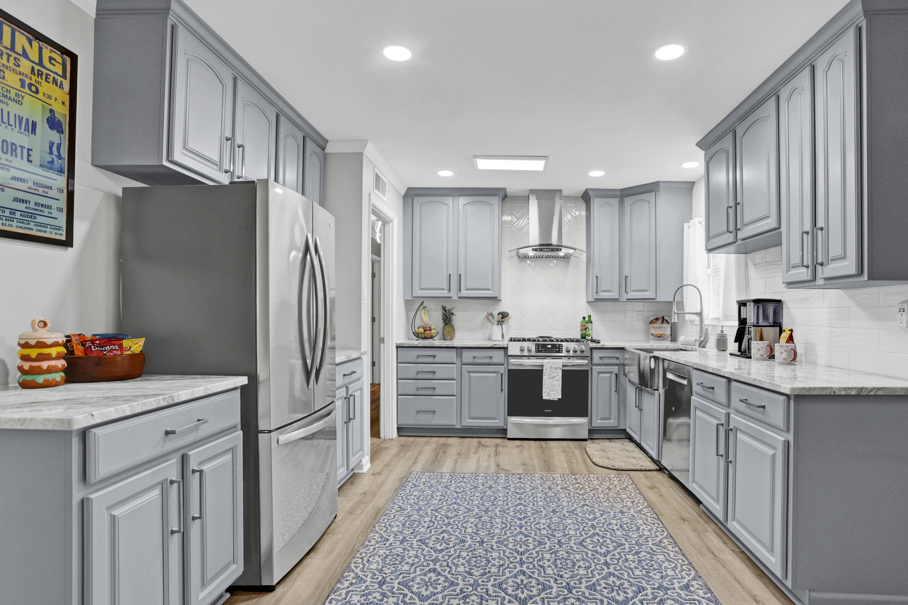 Spacious and well-equipped, this large kitchen is a dream for home cooks—complete with retro charm and modern functionality.