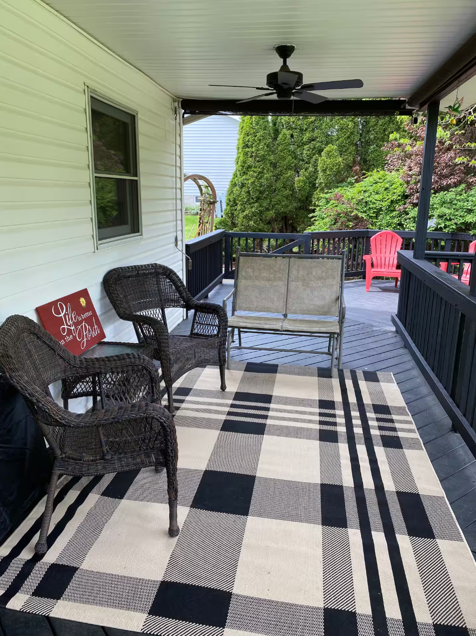 Perfect place to rest. Wind and sun screens.