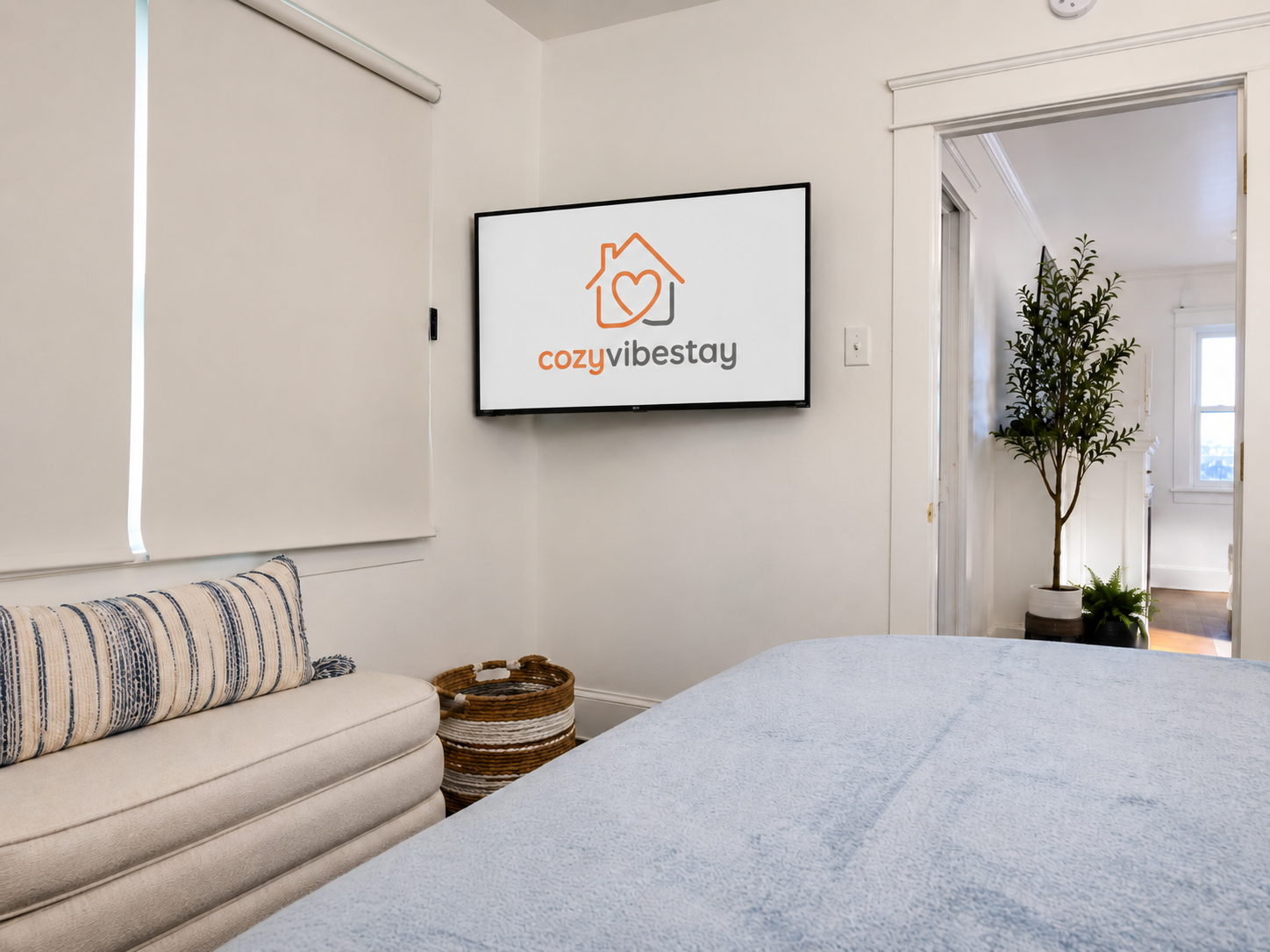 After a day of exploring Long Beach, unwind with your favorite shows on the TV and enjoy a peaceful night's sleep in this cozy retreat. 📺✨