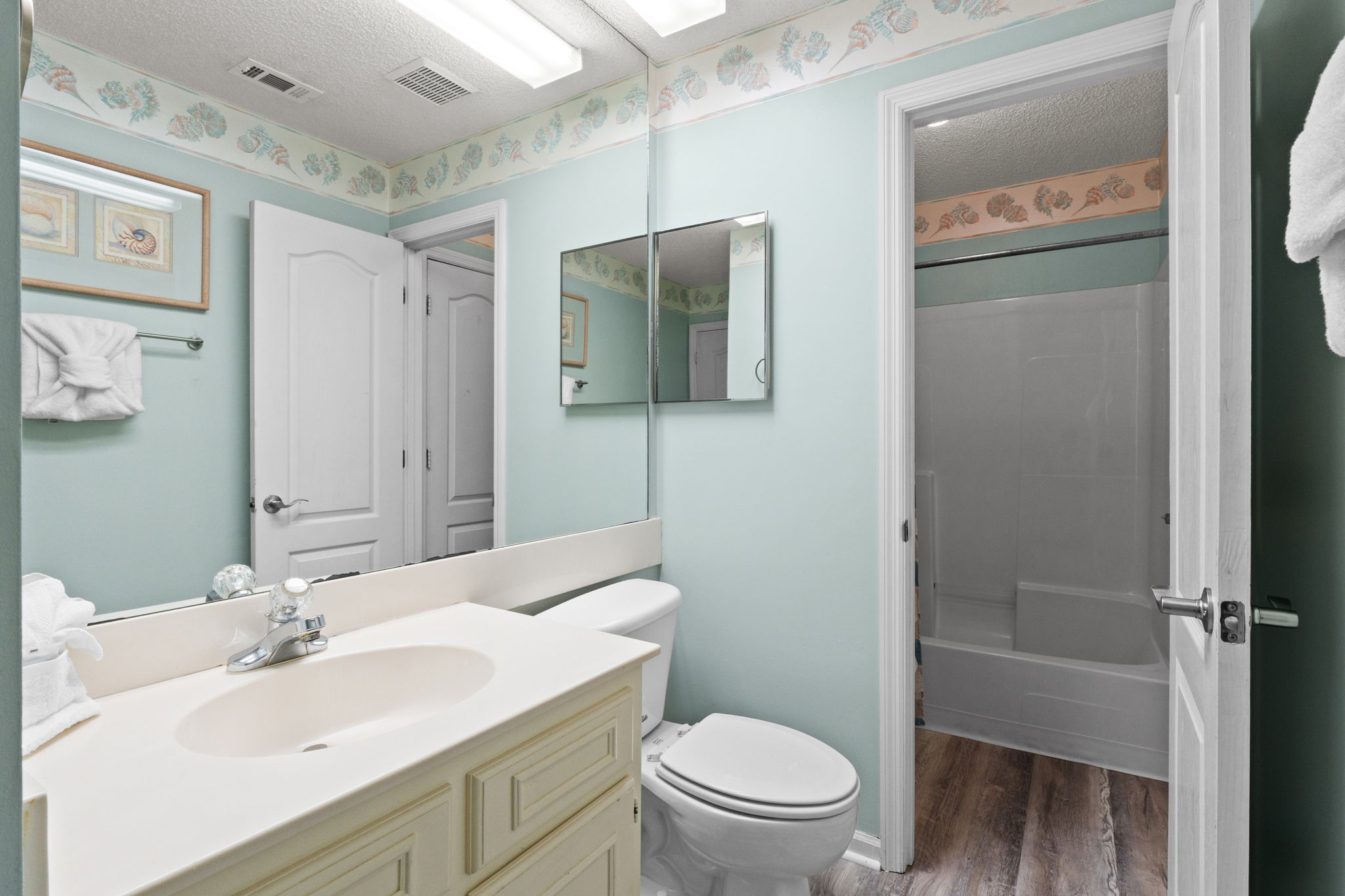Bathroom with Tub/Shower Combo