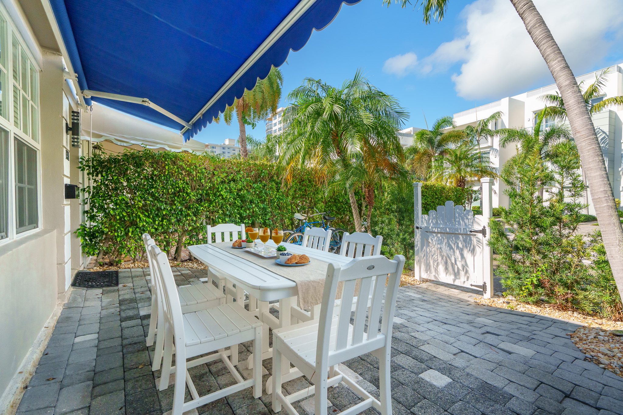 Front entrance, dining for 6, 2 beach cruisers with bike lock