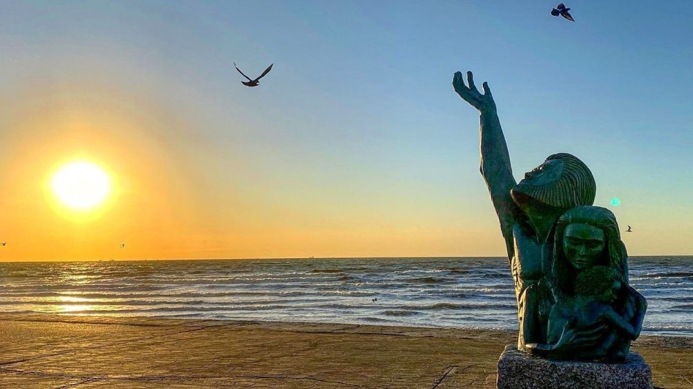 Galveston Seawall – Beach access & bike paths (8–10 min walk)