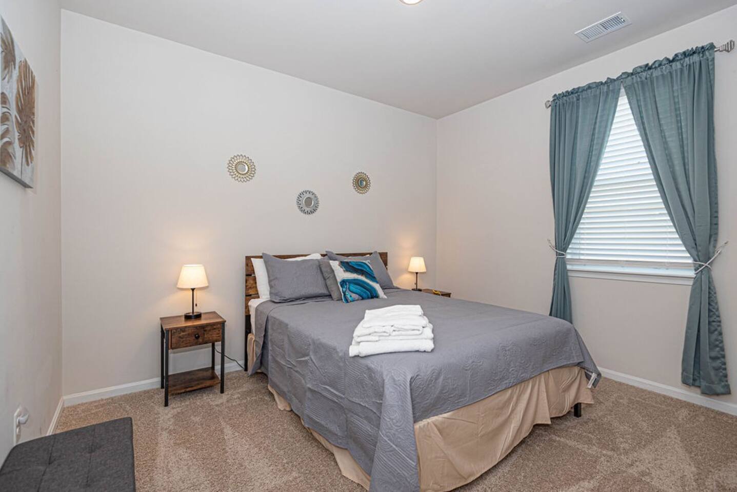 Welcome to our charming second bedroom! Rest in comfort on a queen bed and conveniently charge your devices with the USB chargers integrated into the lamps. A cozy and tech-savvy haven for a peaceful night's sleep. ️