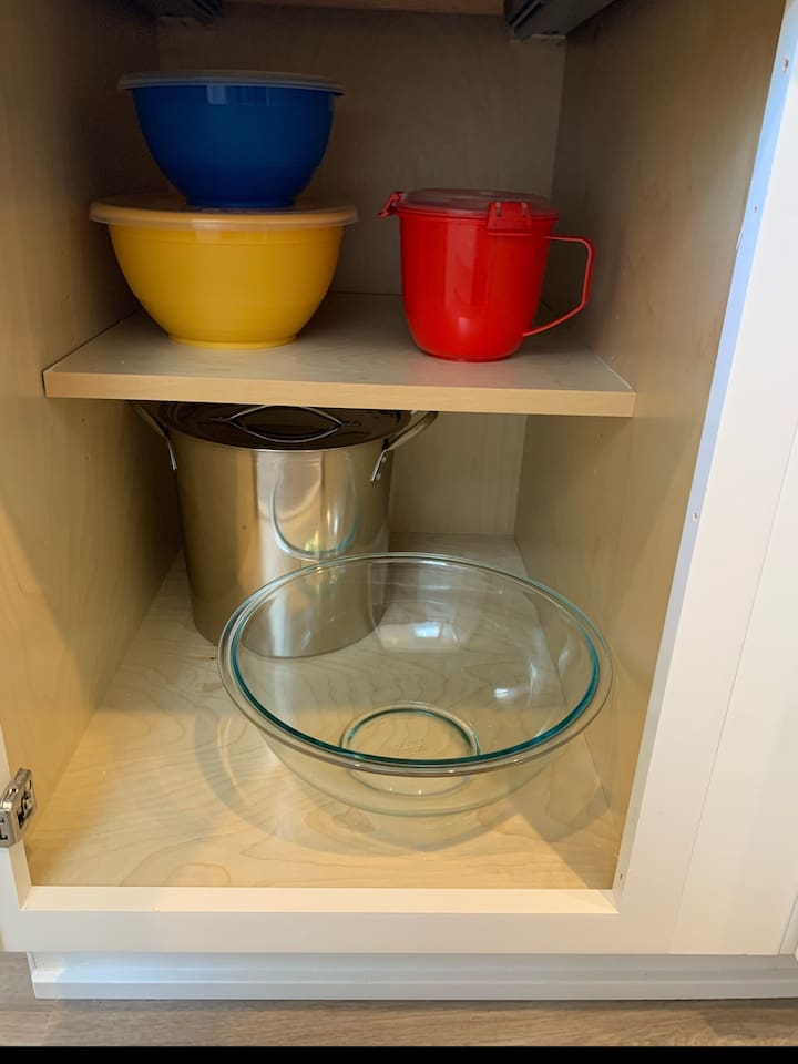 More kitchen supplies. 