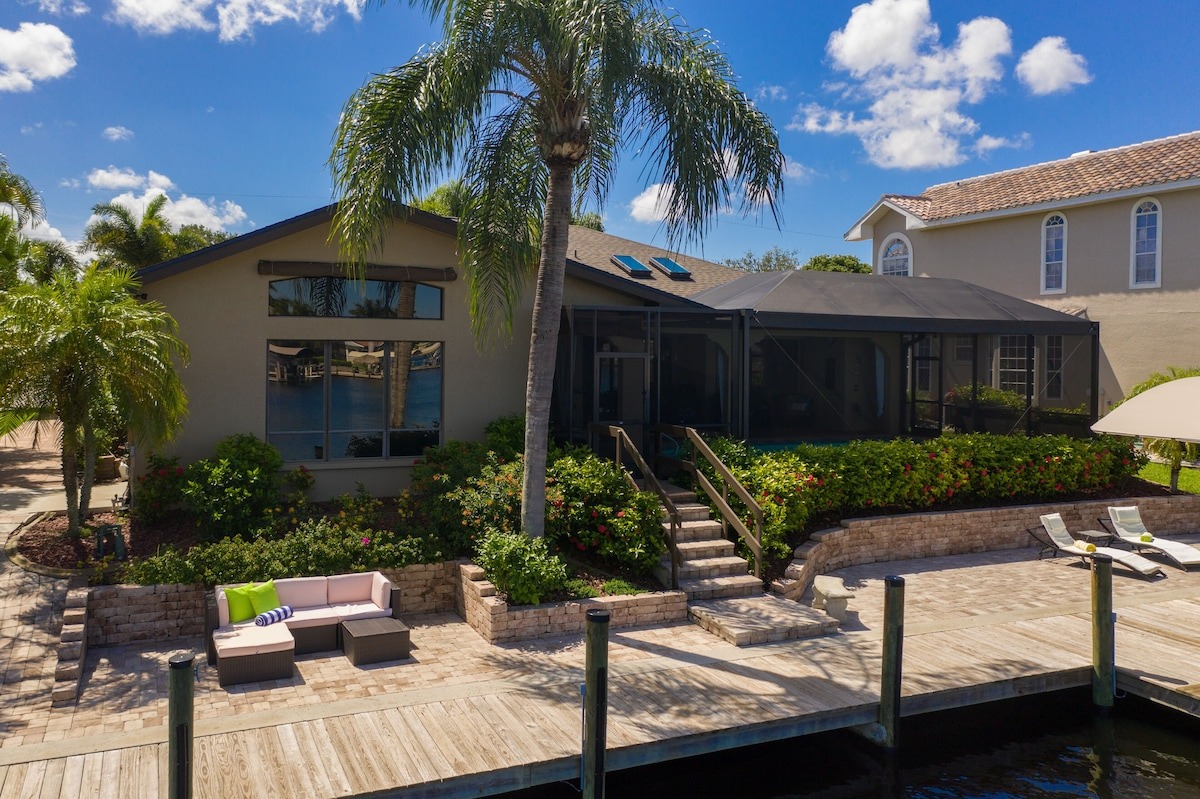 The seating and views from the dock are truly unbeatable! 