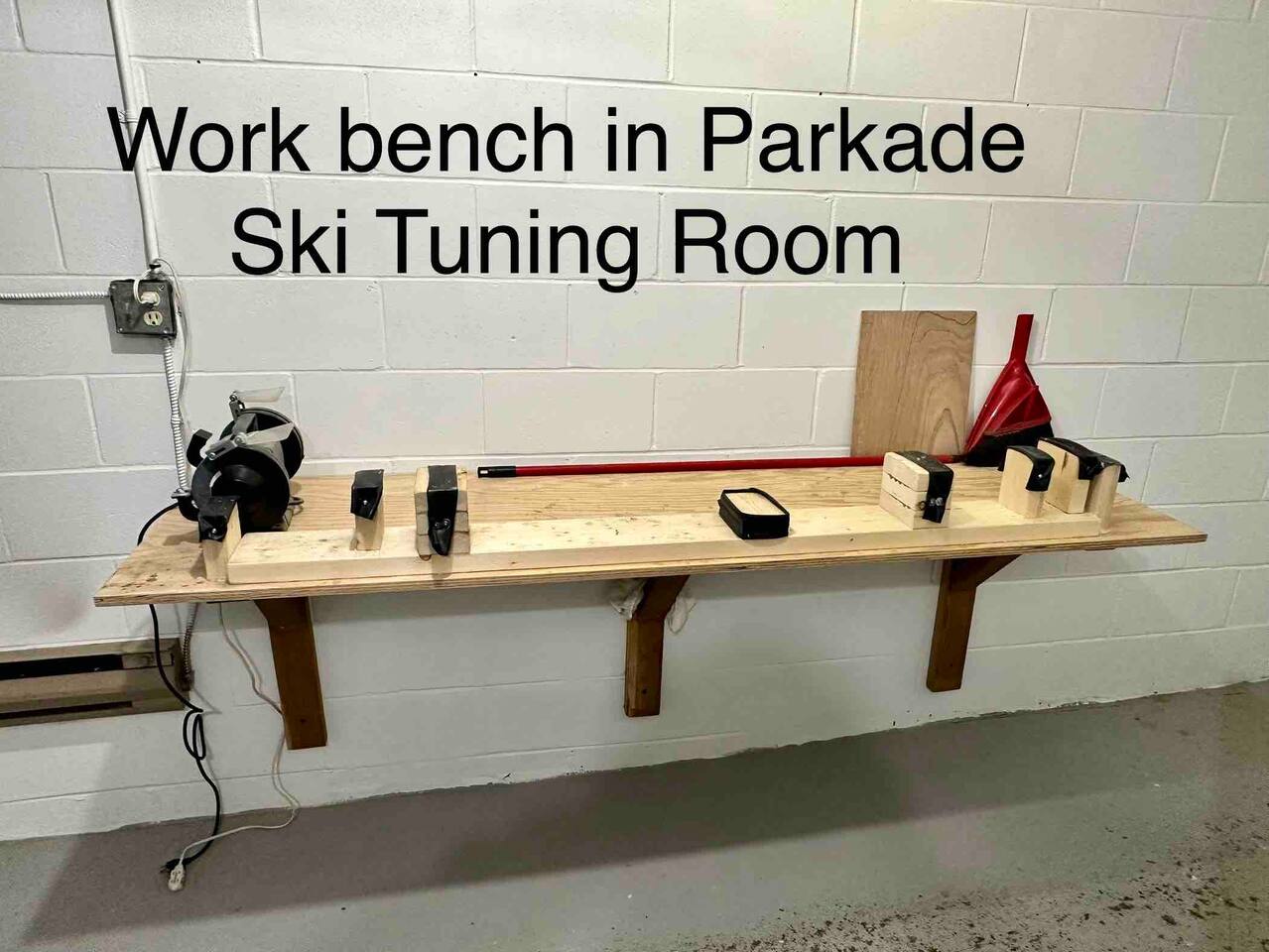 Work bench in Parkade Ski tuning room.  Garage key required for access. 
Our guests are welcome to use this room during their stay providing they  return the room as clean as they found it.  (ie: sweep up ski wax etc) 
