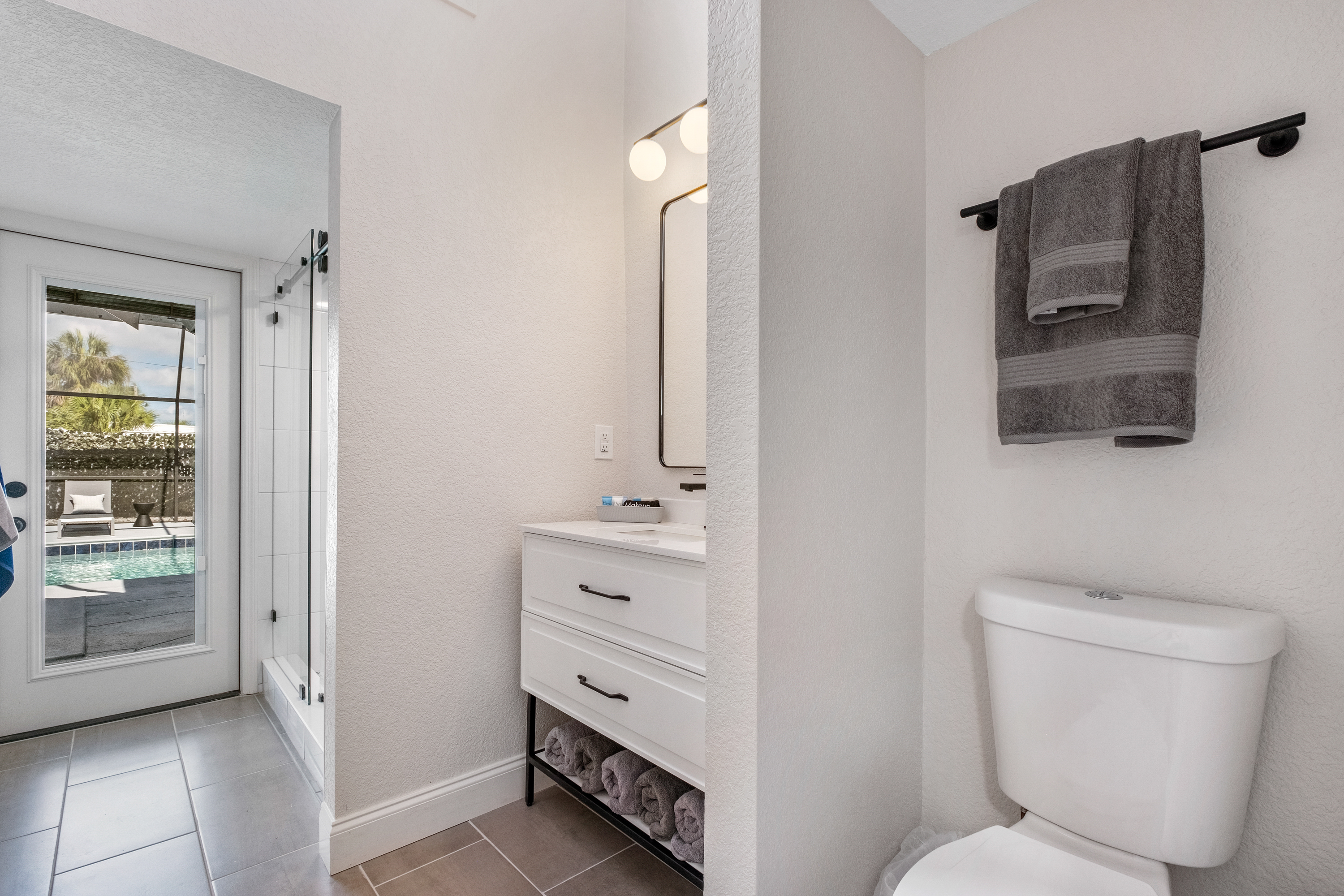 Bathroom 3 with Direct pool access