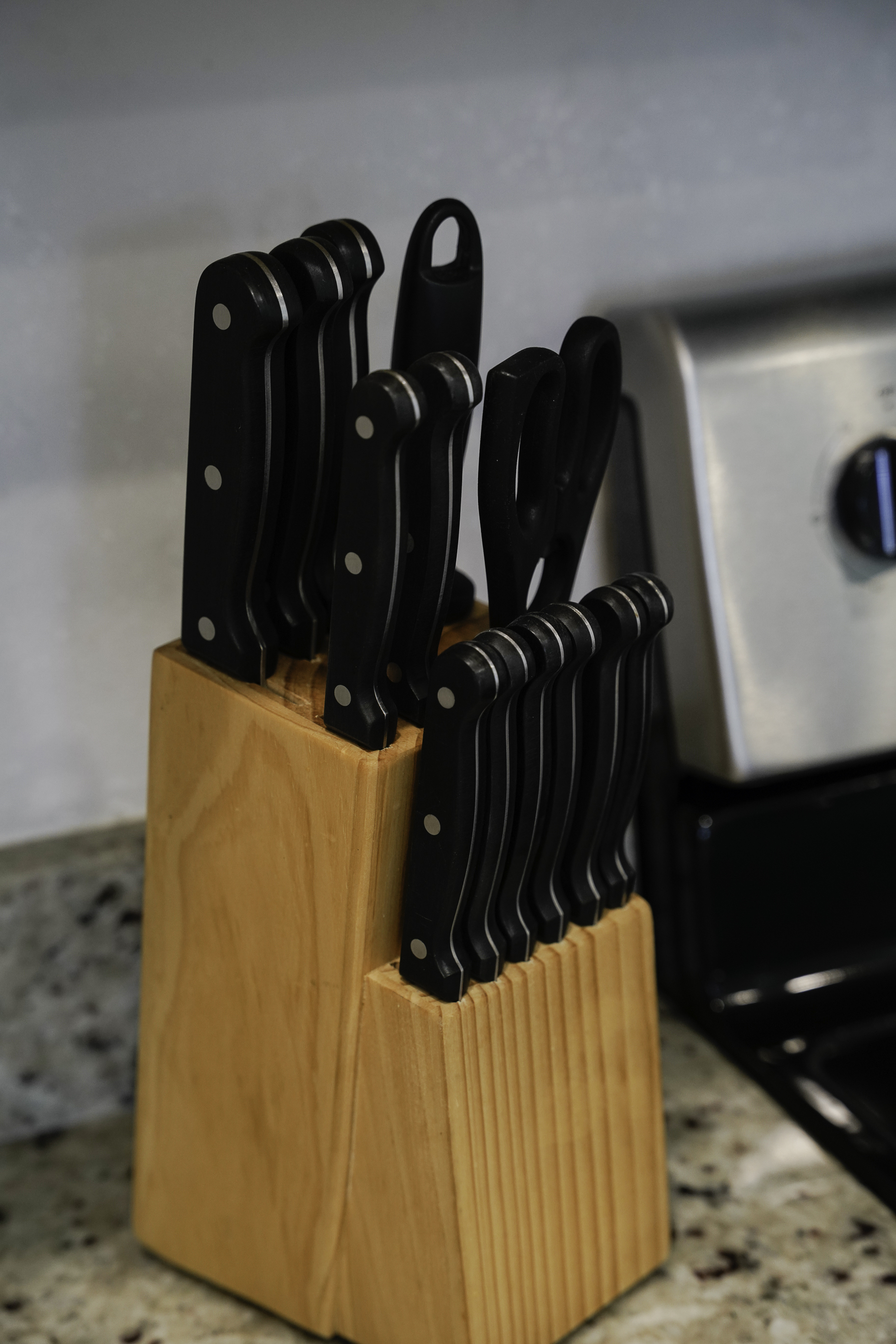 Fully equipped kitchen with a premium knife set