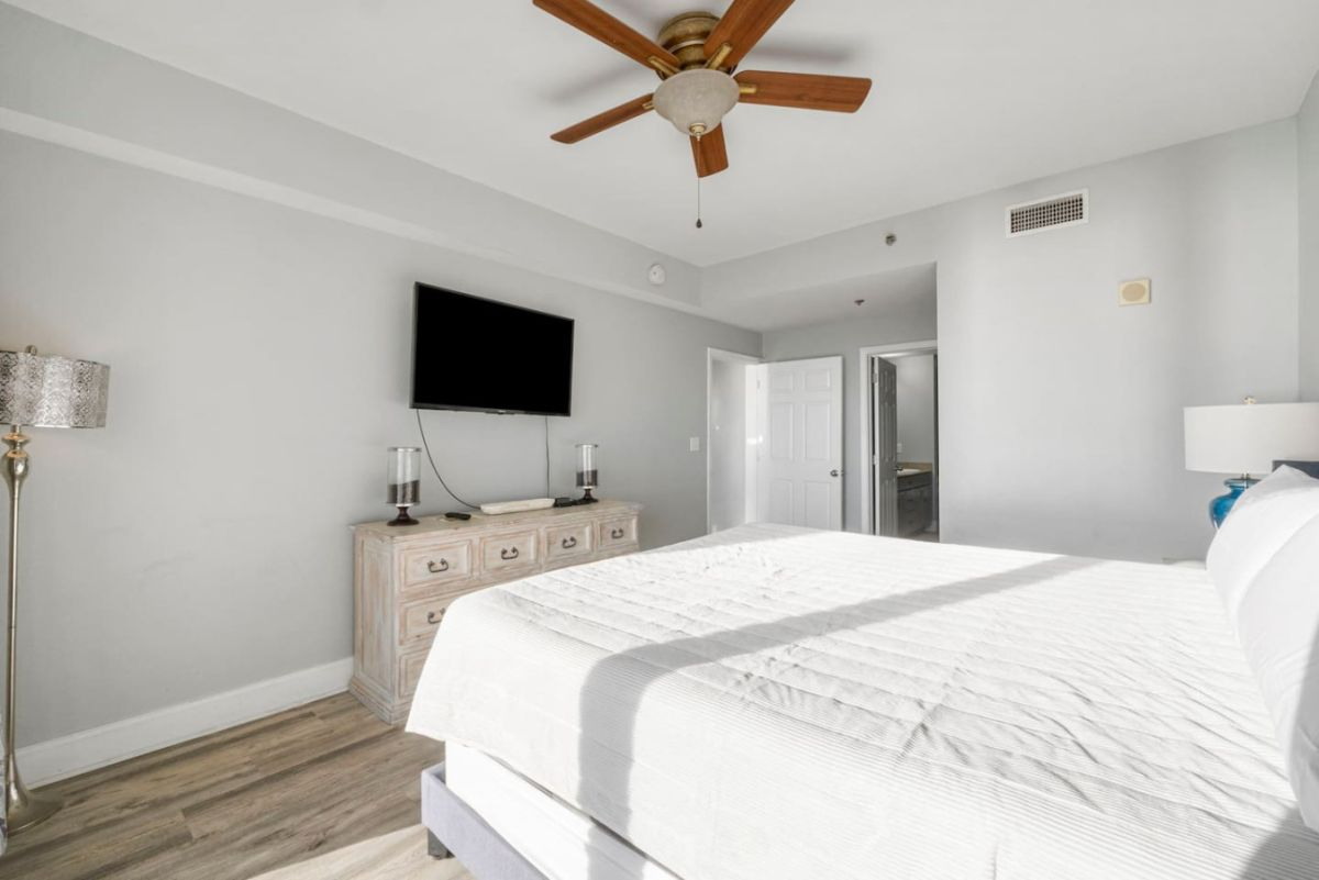 Master room with king size bed and access to balcony