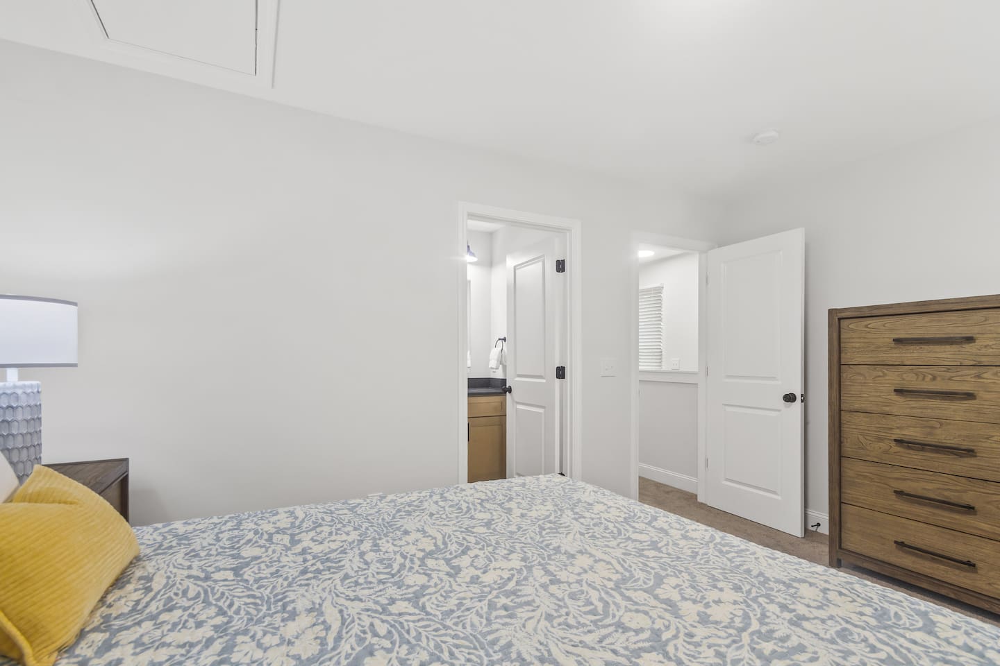 Queen bedroom - Unit B