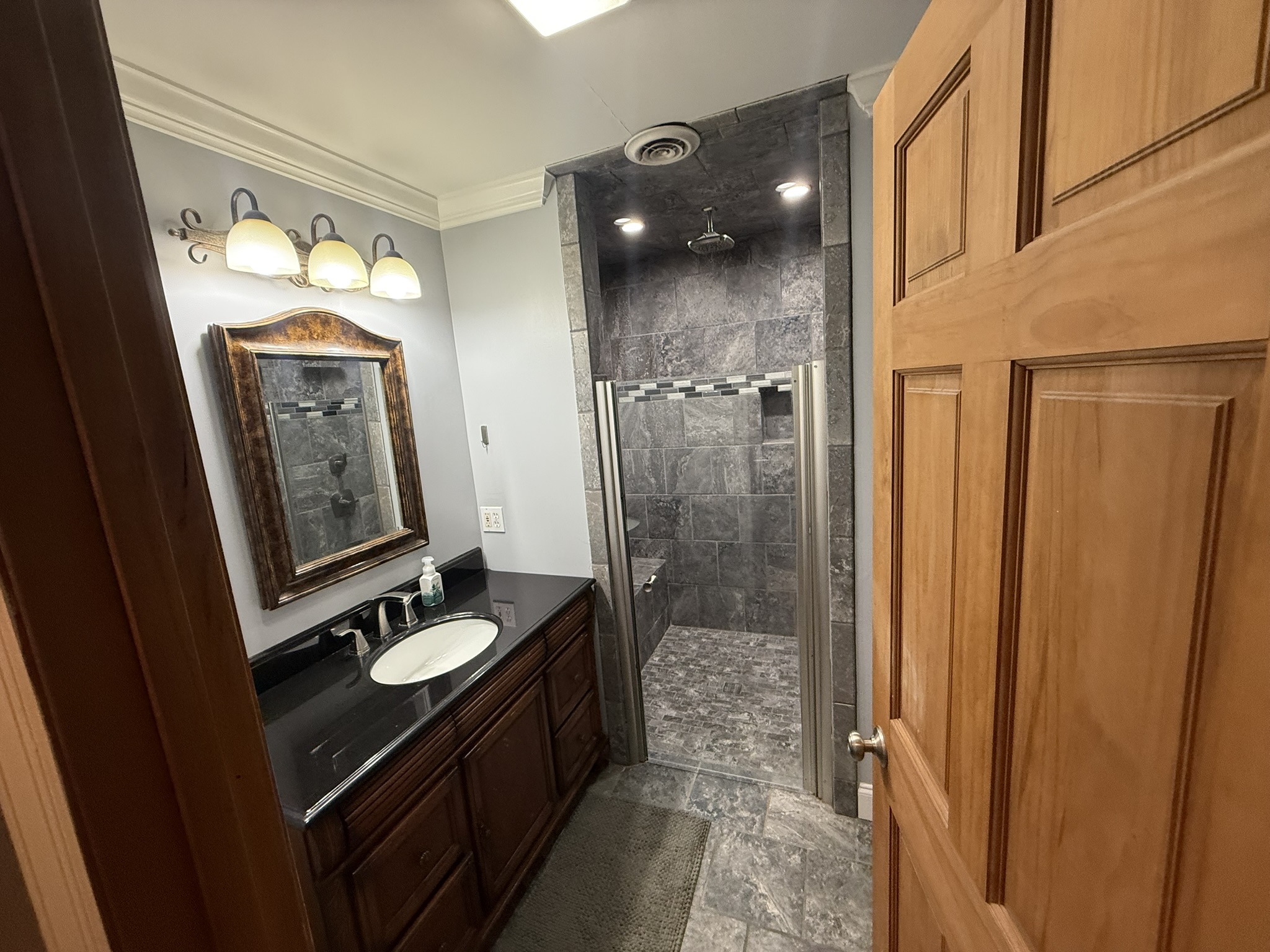 Bathroom 3 (access from Bedroom 3, another view)
