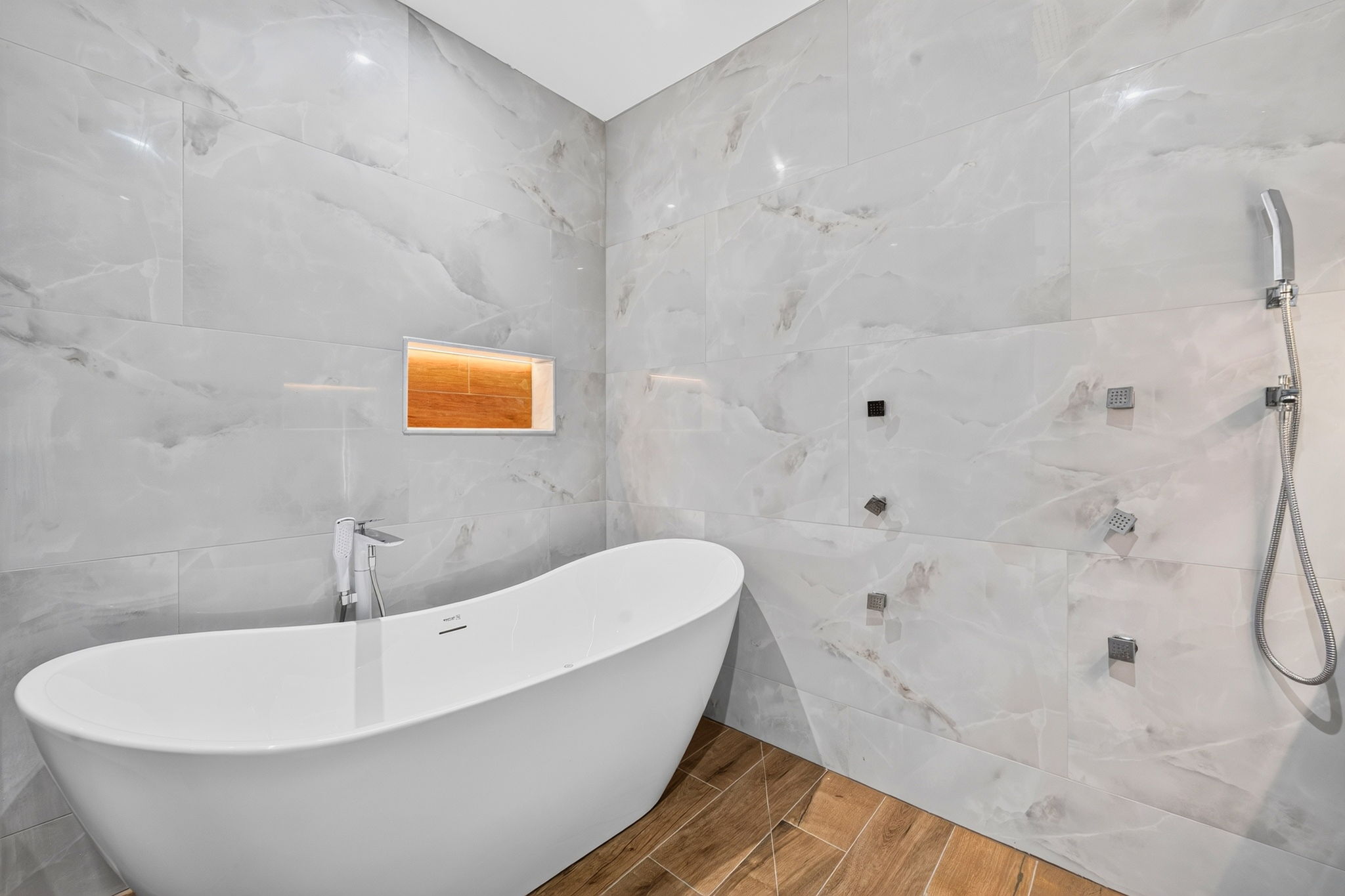 1st Floor Bathroom 1, Ensuite | Rosewood Retreat | 2605 Palm Blvd, Isle of Palms, SC | IOP Escapes