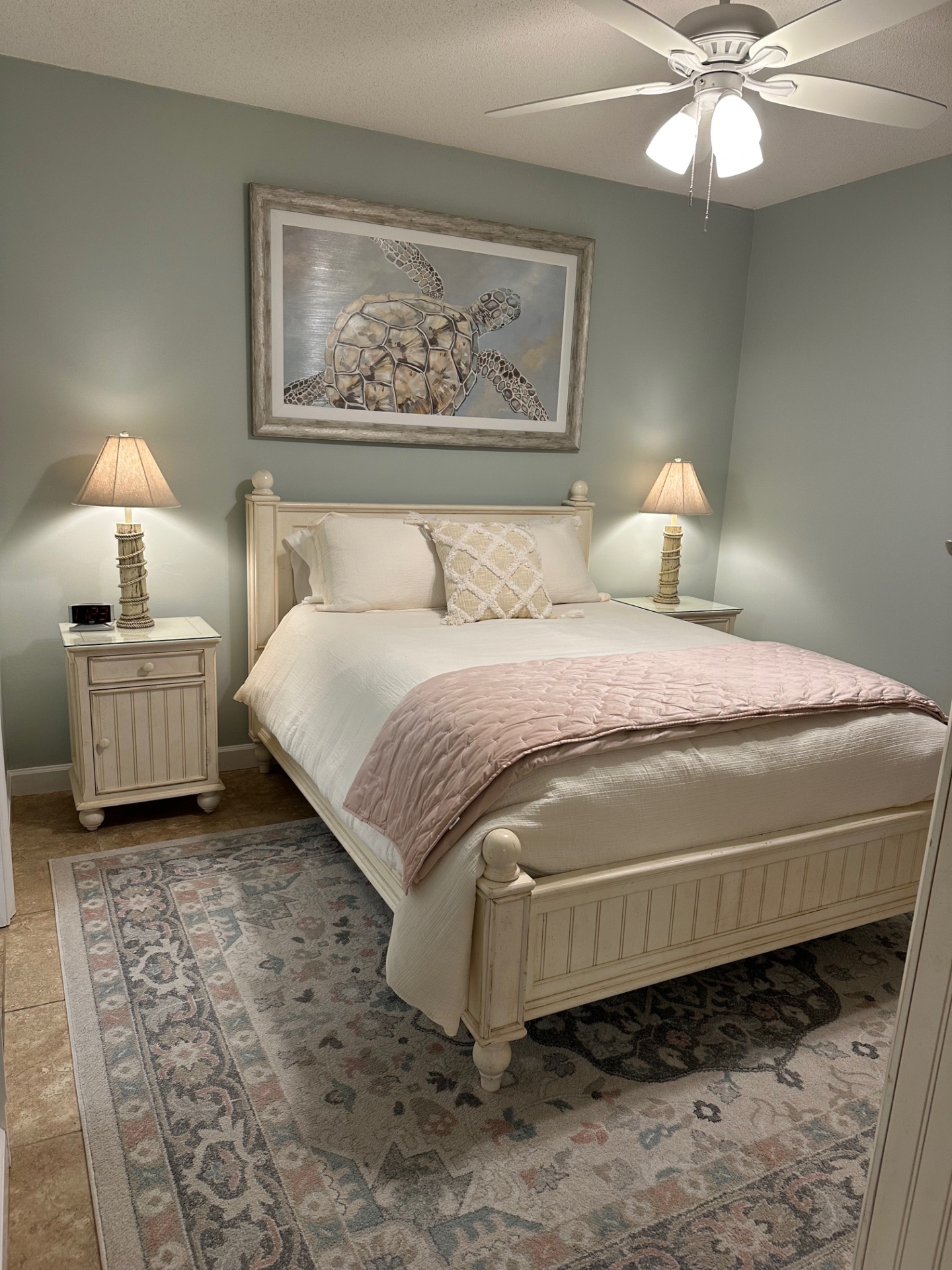 Second bedroom with queen bed