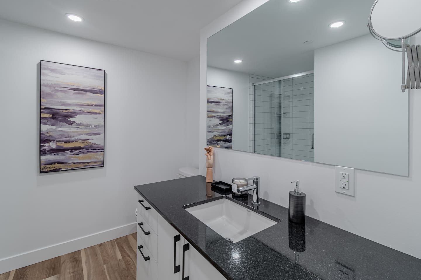 Grande salle de bain avec douche!