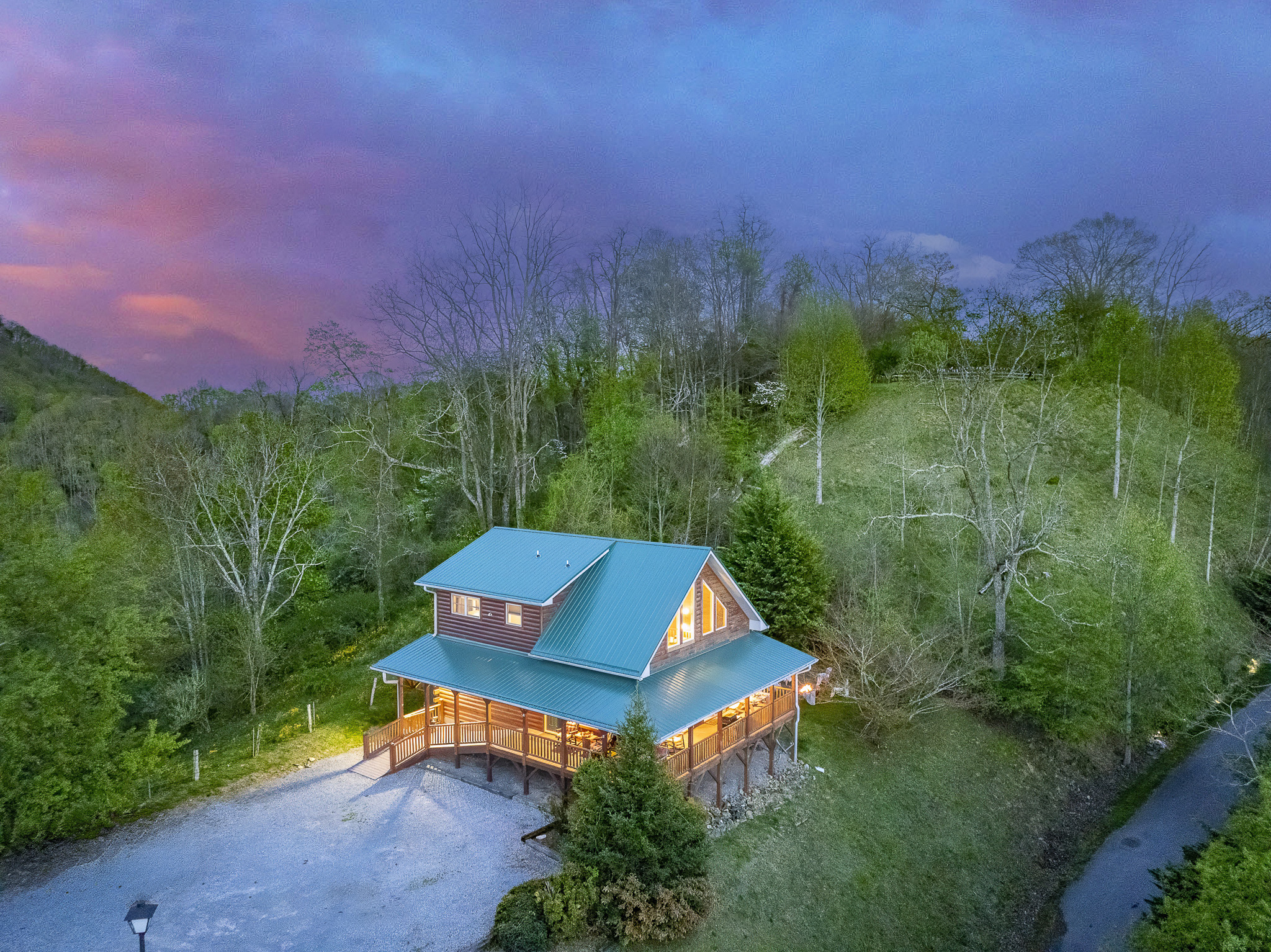 Charming Cabin Retreat: Embrace nature in this beautiful log cabin surrounded by stunning views!


