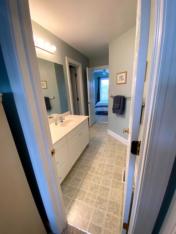Jack n’ Jill Bathroom. Connects King Bedroom and Queen Bedroom.