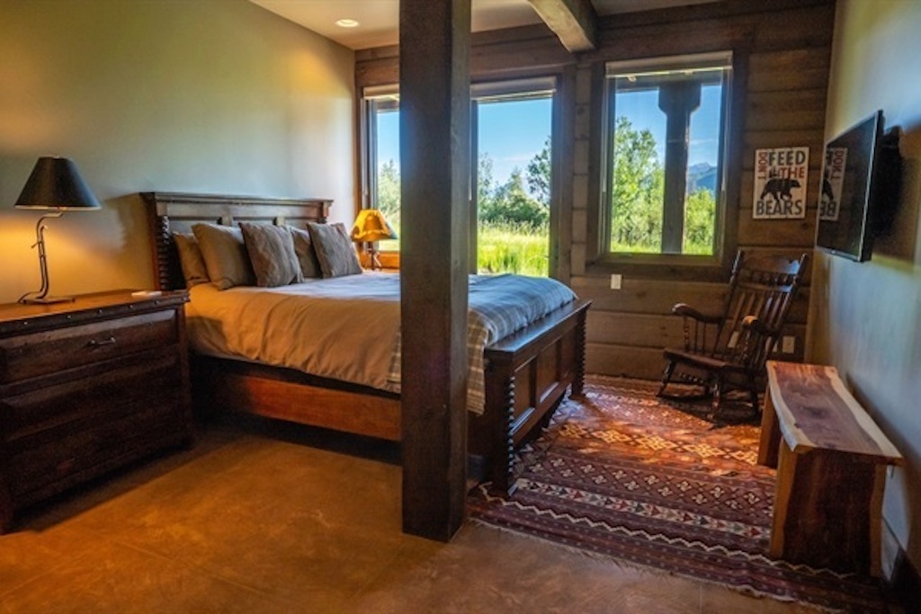 Middle Bed room with Patio access