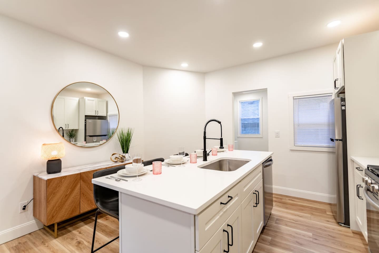 View of the counter kitchen dining area, creating an open and inviting space for meals and gatherings.
