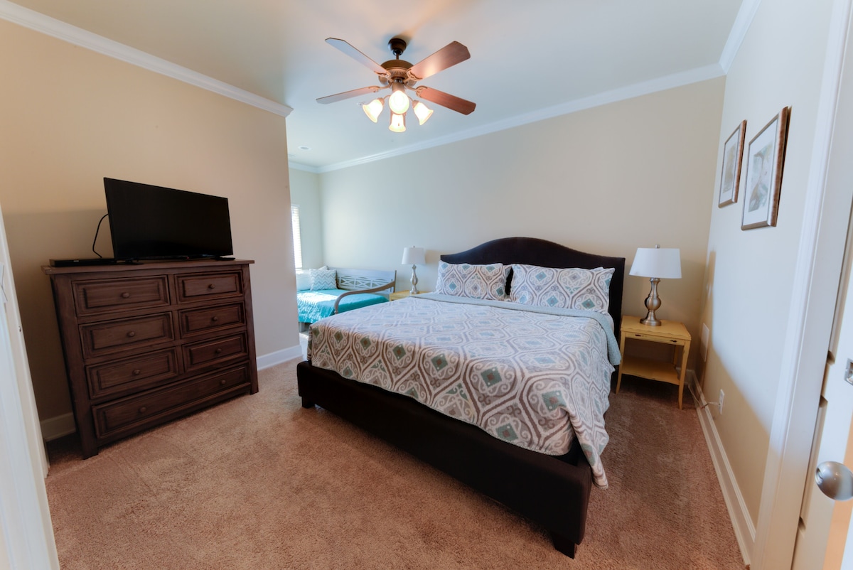 2nd Floor King Room with Daybed.