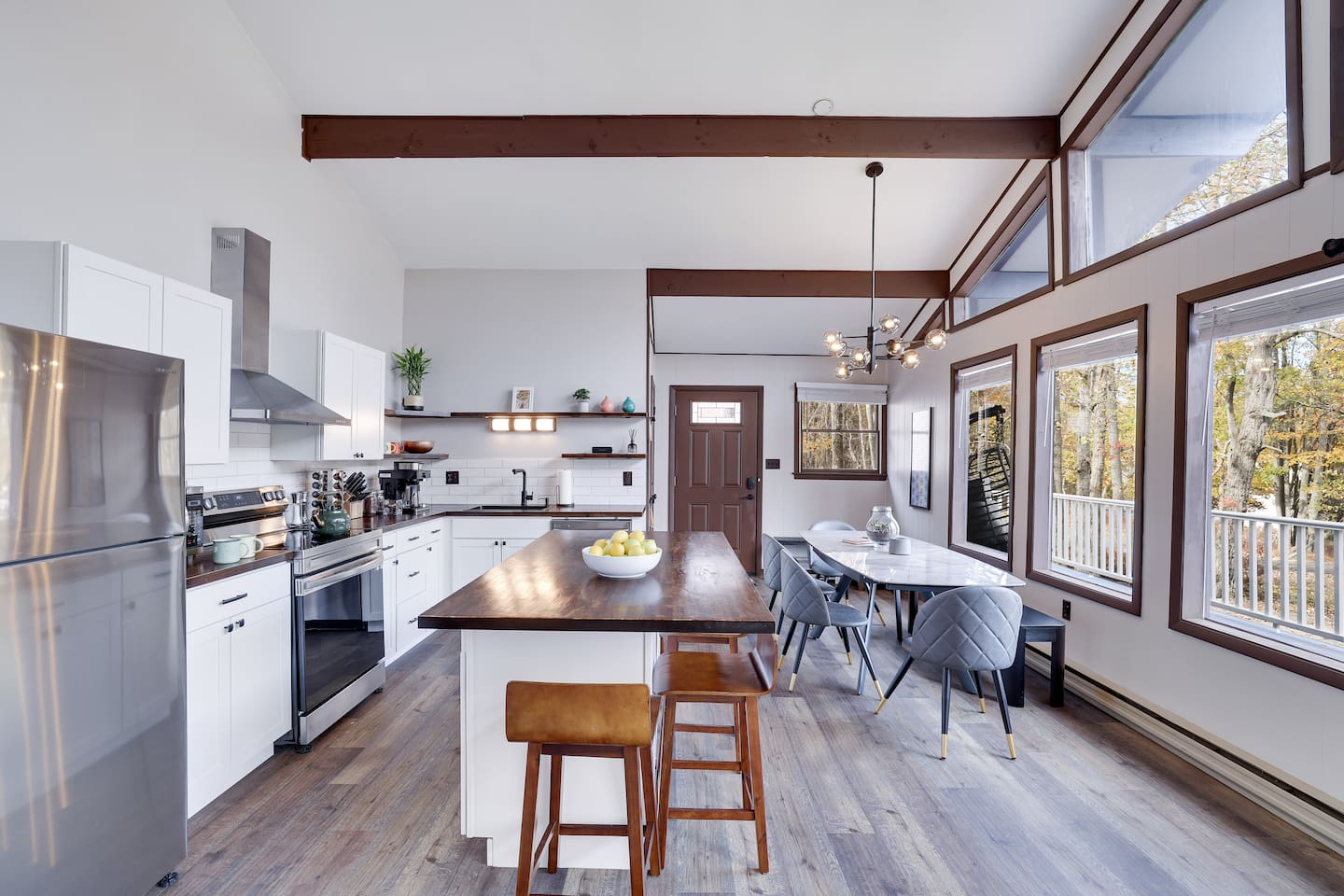 [Kitchen] Complimentary spice rack, olive & avocado oil + more