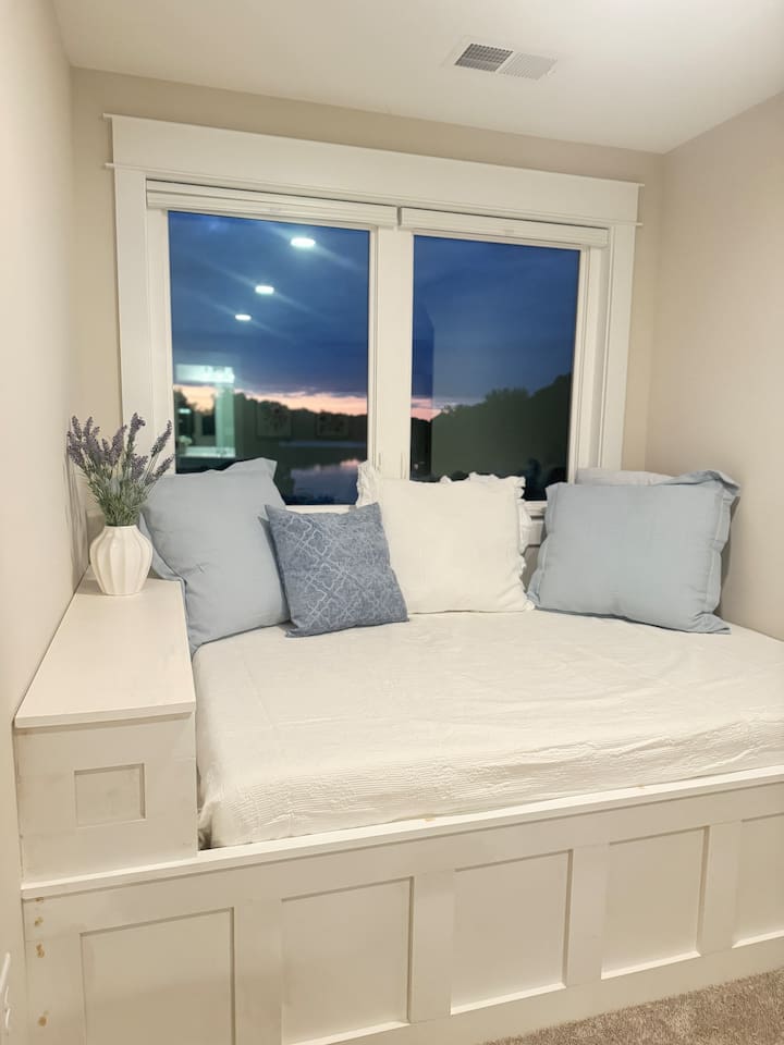 Sunrises or sunsets over the water from this king room are beautiful. This full-size en-suite bed is perfect for toddlers or kids to sleep in the same room as their parents or for a cozy reading nook.