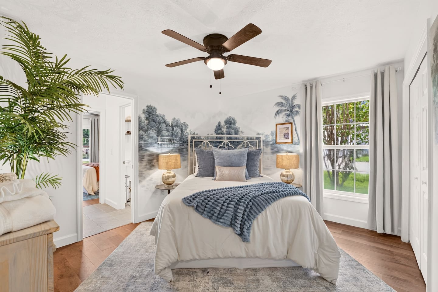 The Silver Springs Room is inspired by the Silver Springs State Park.  Featuring a comfortable queen bed and an amazing mural of the famous Silver Springs glass bottom boat.