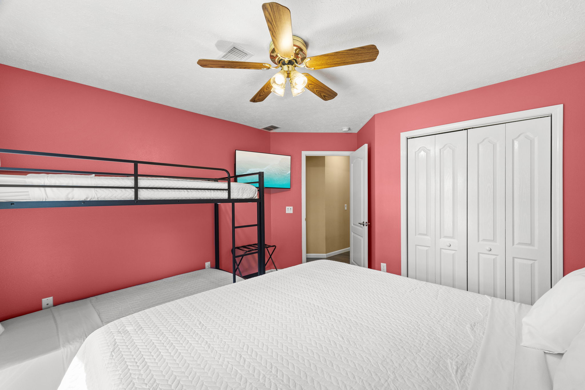 The Bubble Gum Room layout:

Sleeping: 1 King Bed + 1 Set of XL Twin Bunk Beds

Entertainment & Unpacking: 43" wall-mounted smart TV and 2 convenient luggage racks

Tech Perks: Bedside headboard and 2 side tables with built-in USB, USB-C, and 120V charging