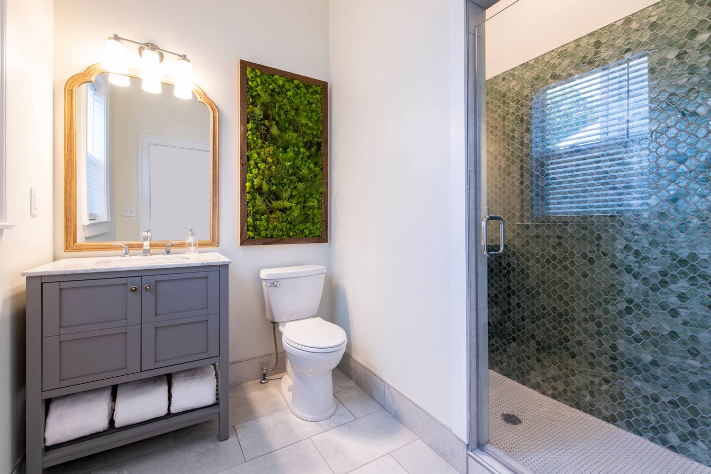 First Floor Primary Bathroom,Shampoo/Conditioner/Body Wash,Hair Dryer,Towels/Washcloths