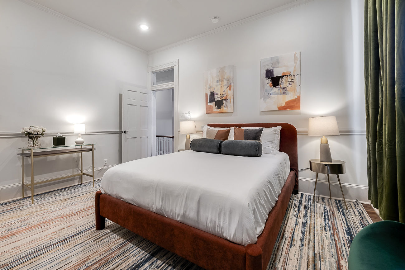 Queen Bedroom Upstairs -4