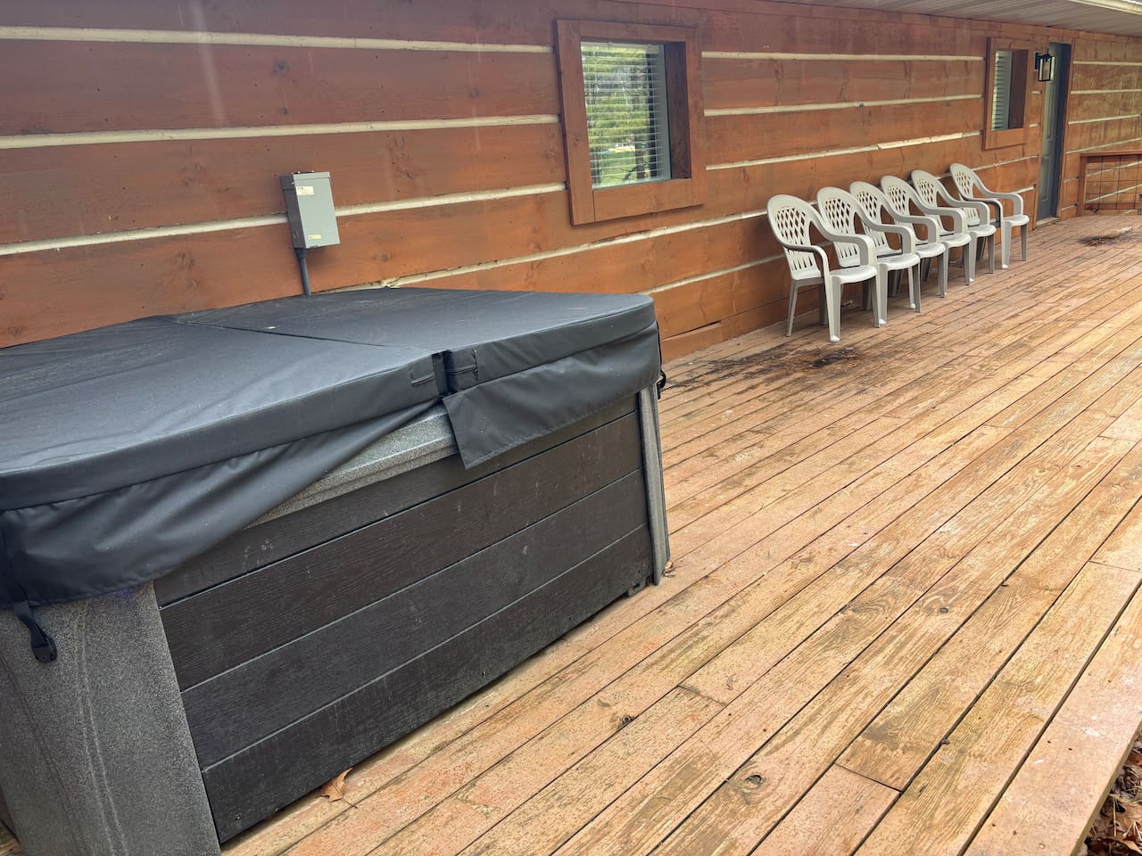 ✅ Relaxing 5 person Hot Tub – Unwind and soak while surrounded by nature