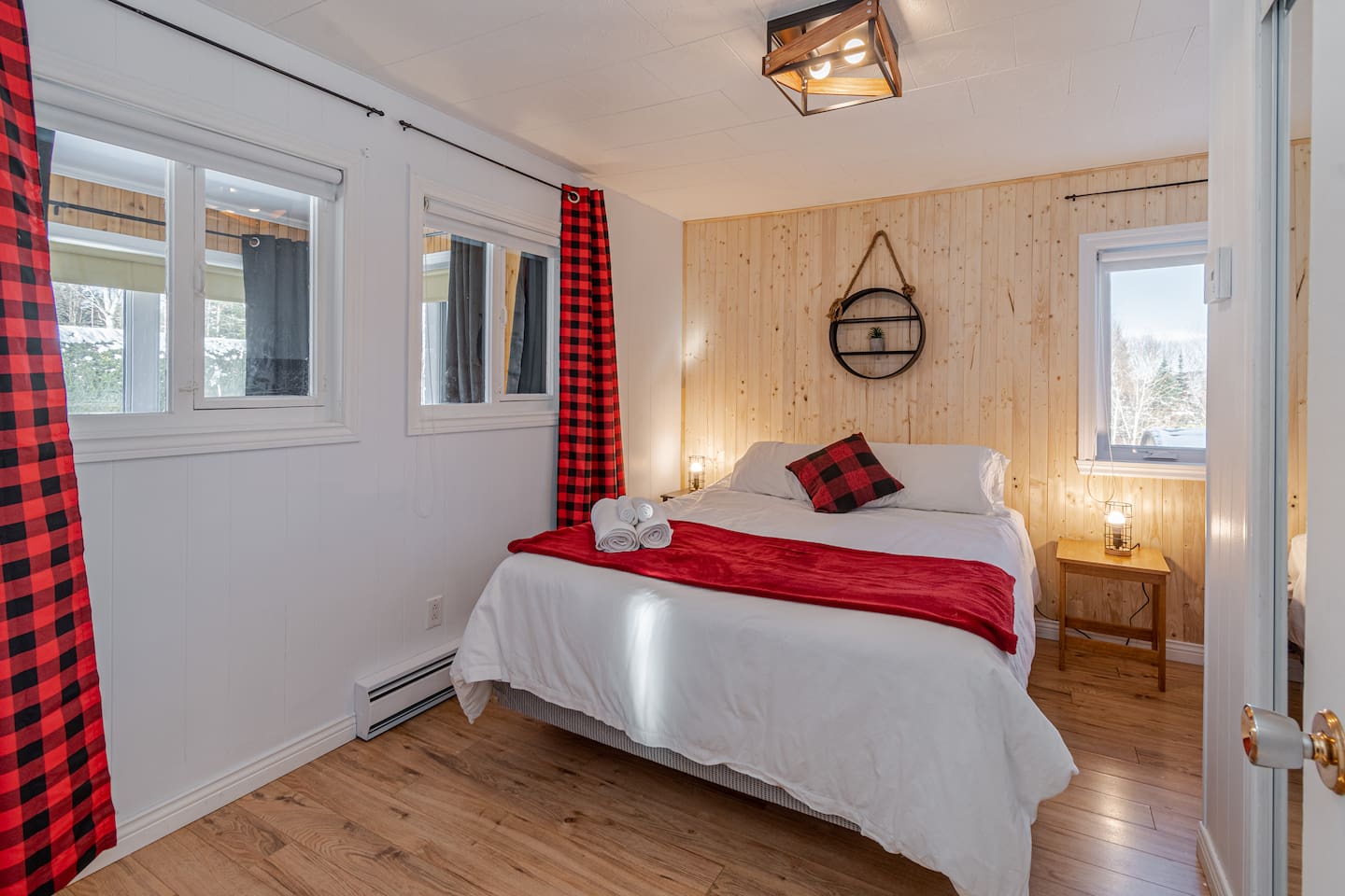 Chambre principale avec un lit Queen (rez-de-chaussée).