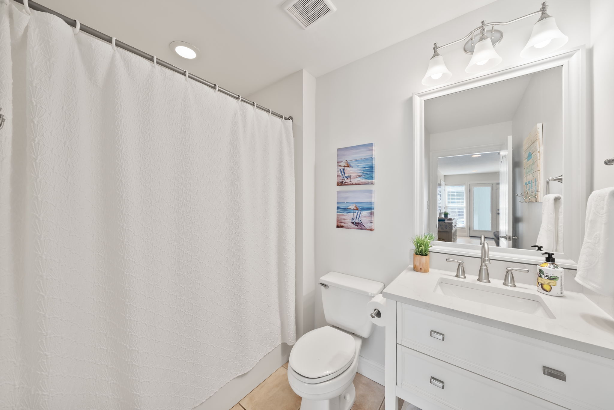 First floor full bathroom with shower/tub combination. Shower handle has a wand for easy kiddo showering.