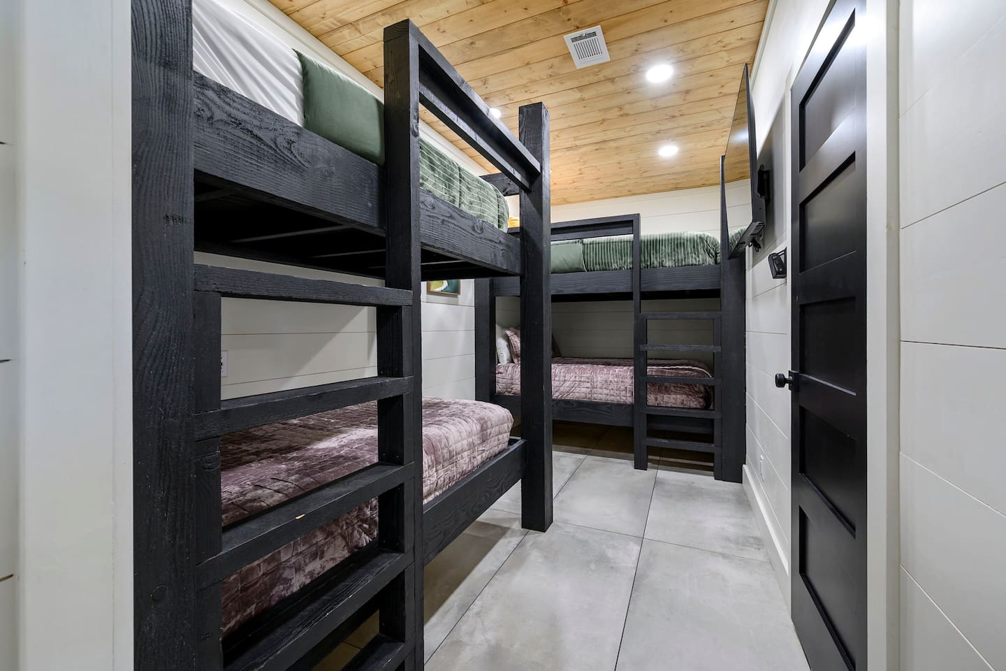 Bunk room: four beds