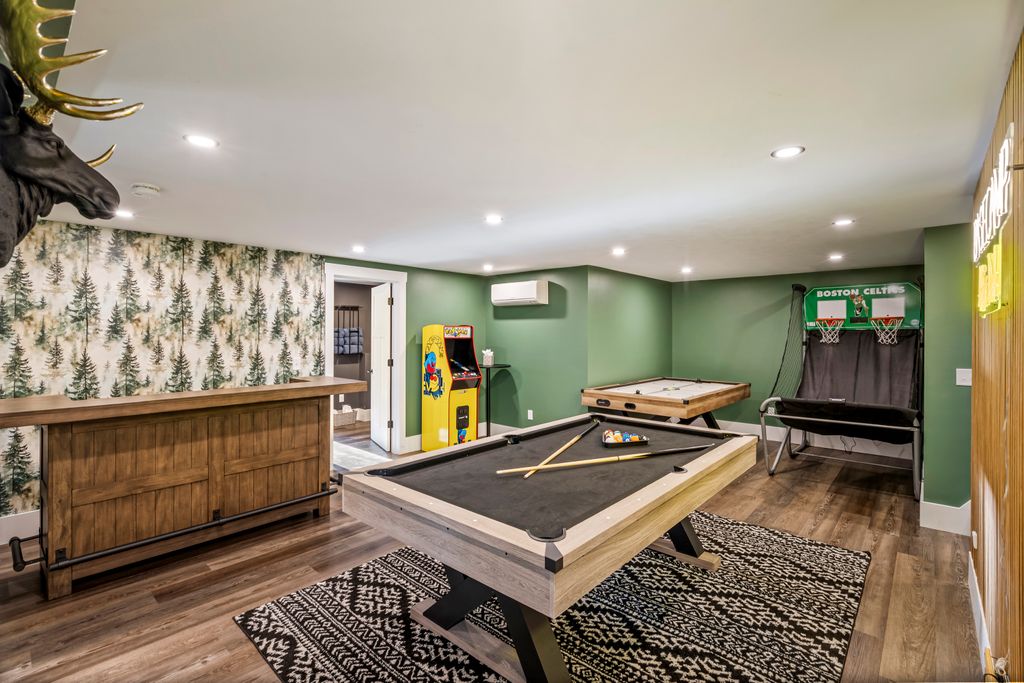 Après-ski, your way. ❄️ Challenge friends to a game of pool, shoot some hoops, or go retro on the arcade — our game room is built for laughter, late nights, and bragging rights.