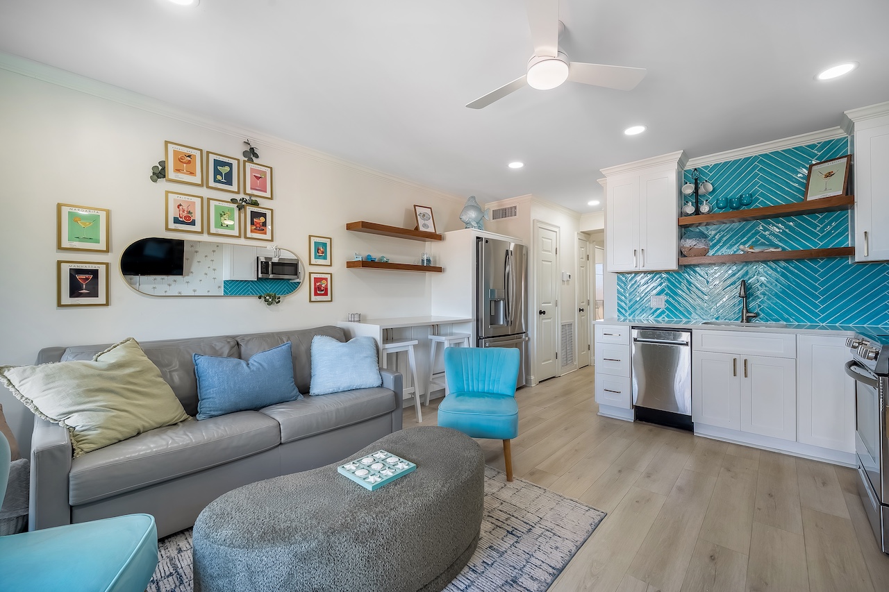 Living Room | Susu's Sea Cabin | 238C 1300 Ocean Blvd | Isle of Palms, SC | IOP Escapes