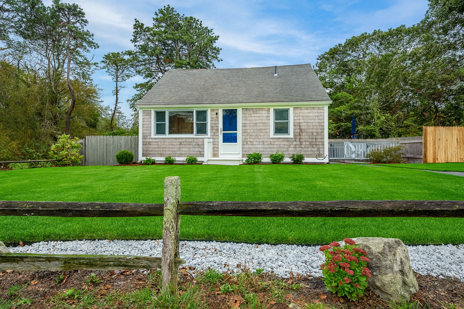 Ample front yard space! Fits 2 cars in the driveway, plus 5 more in the side lot.