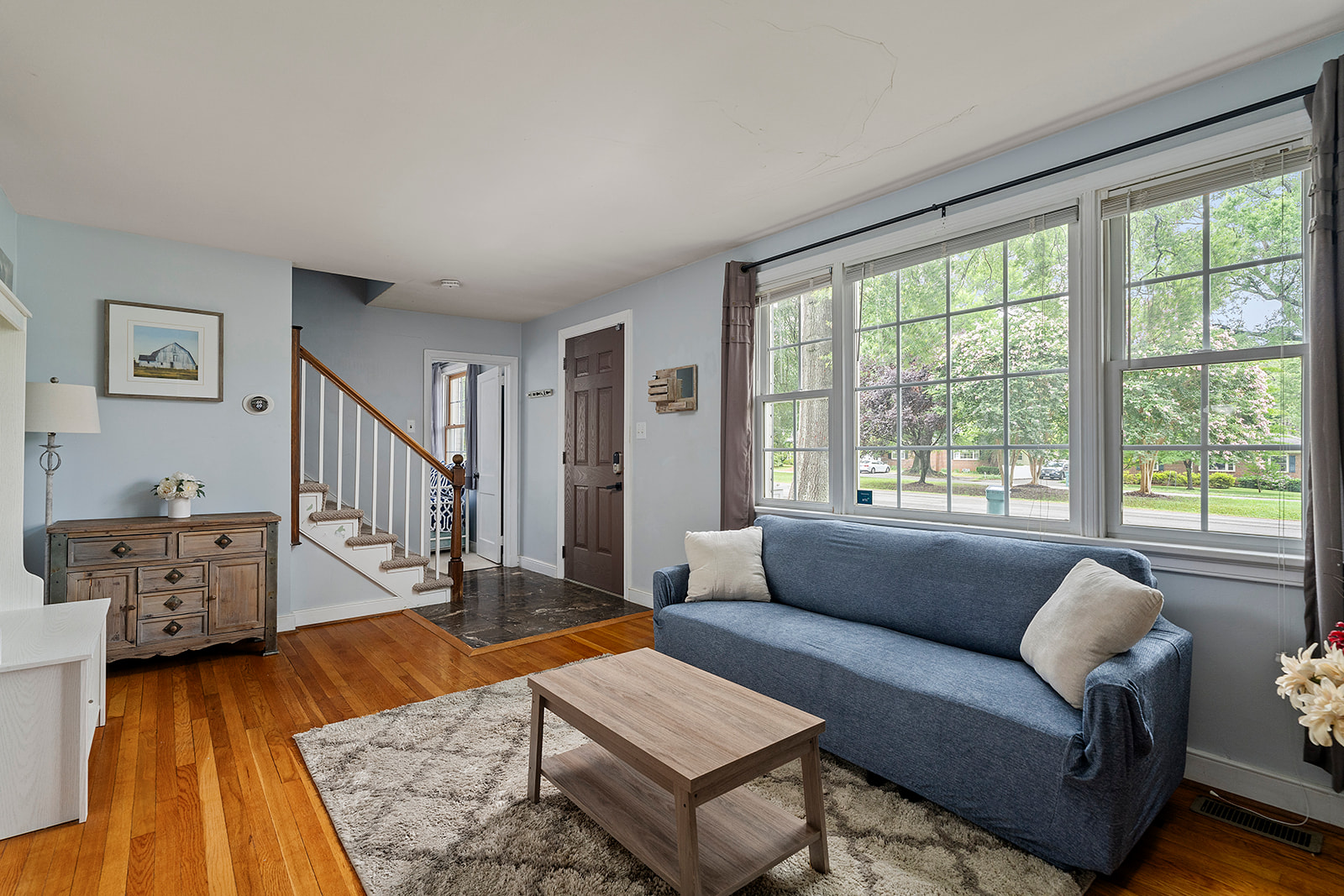 Foyer: Bright, airy space with large windows and charming decor—your perfect relaxation spot!