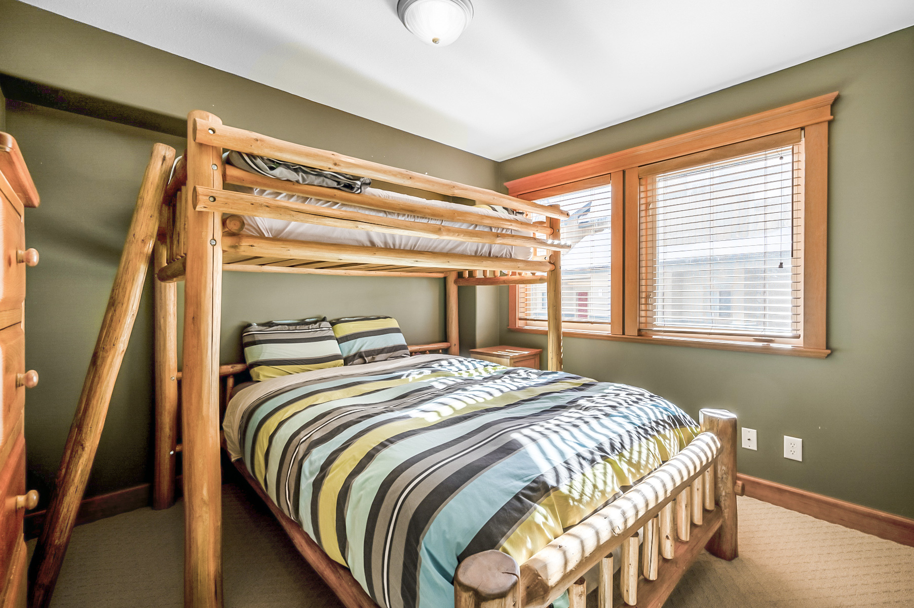 Guest bedroom with Queen bed and single bunk