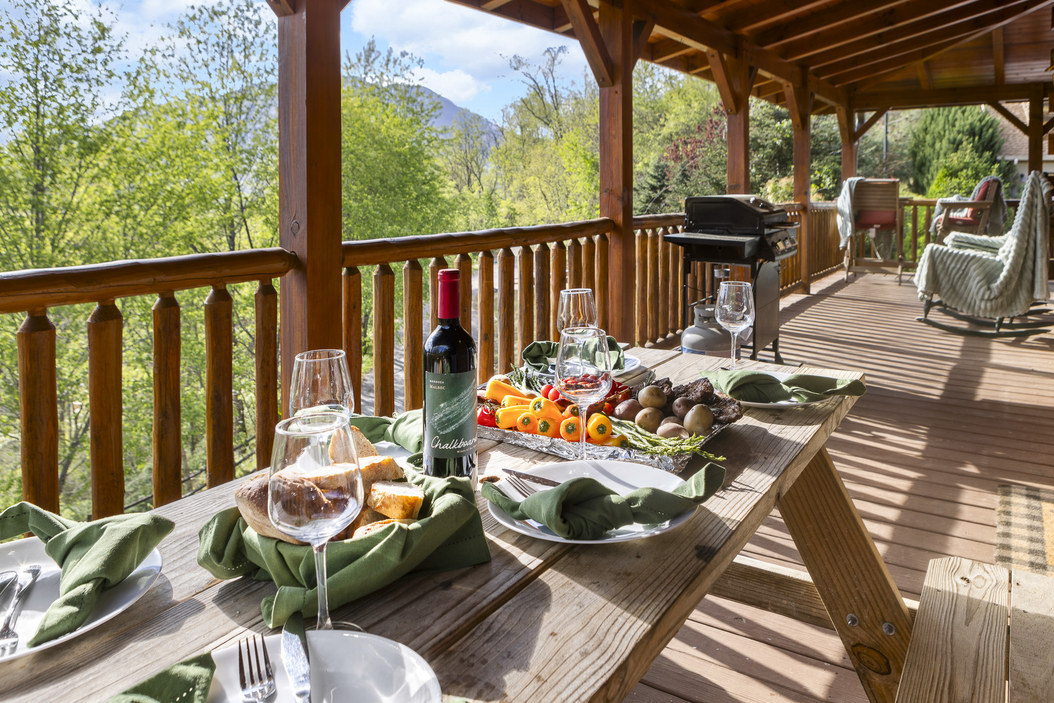 Outdoor Dining Deck: Savor meals with mountain views and relax in nature's embrace!

