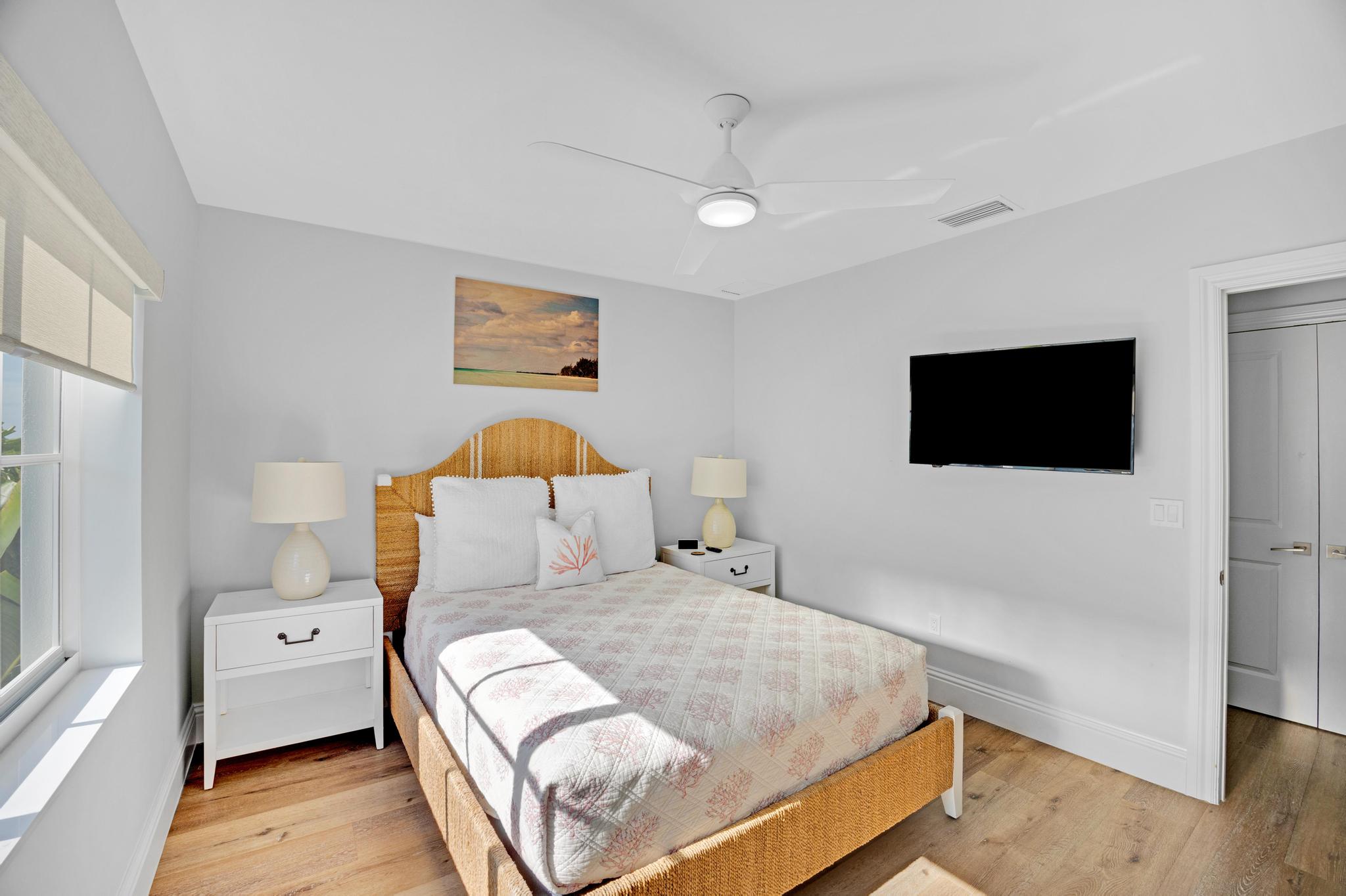 Guest Room, Queen, Shares Hall Bath