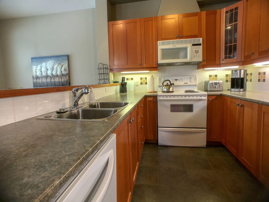 Kitchen - fully stocked with brand new in-sink garburator