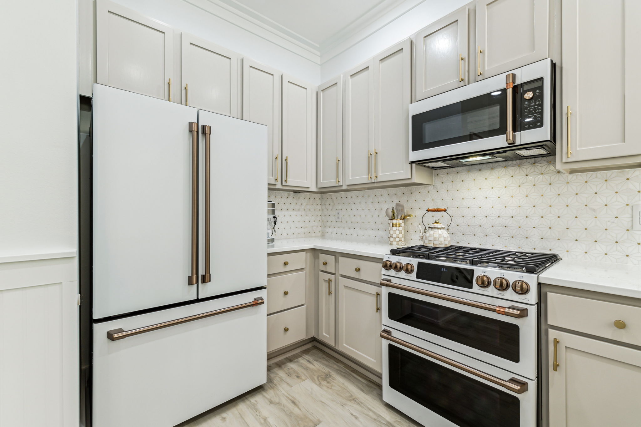 Fully equipped kitchen:  toaster, blender, 4-in-1 Cuisinart coffee maker;  drip coffee-serves 12, single serve-cups compatible with/ most pods, single or double espresso shots, & steam wand, hand-held can opener, kettle, pots & pans, etc.  