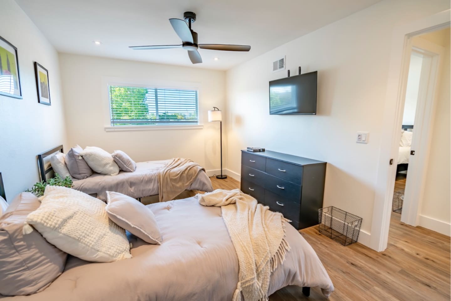 Bedroom 1 - 2 Twin Beds