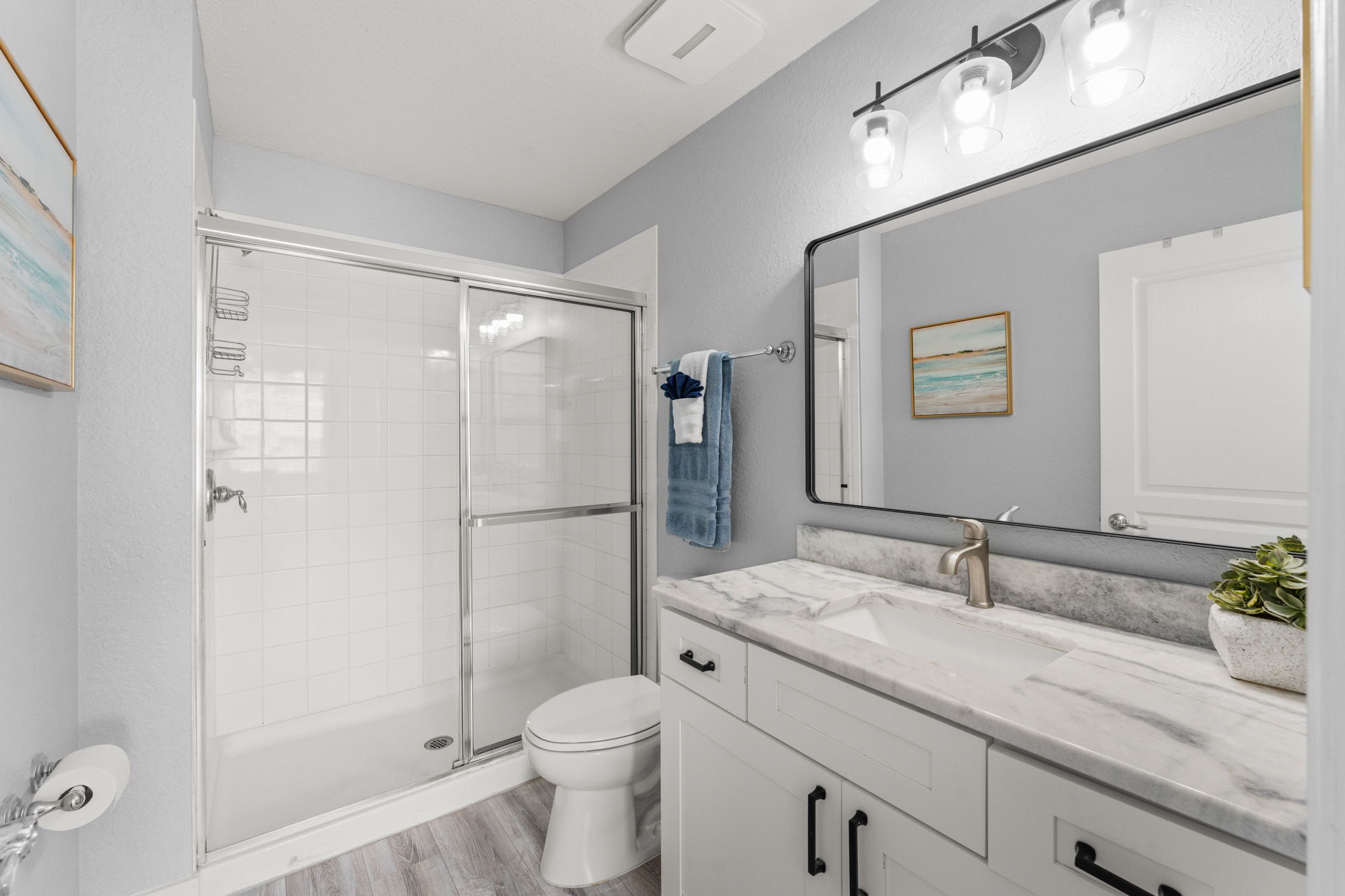 Upstairs 2nd ensuite bathroom