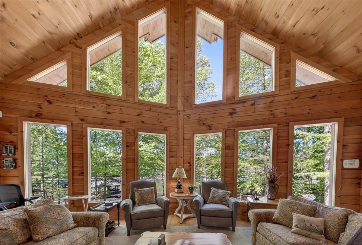 Cozy living space overlooking Lake Anna.