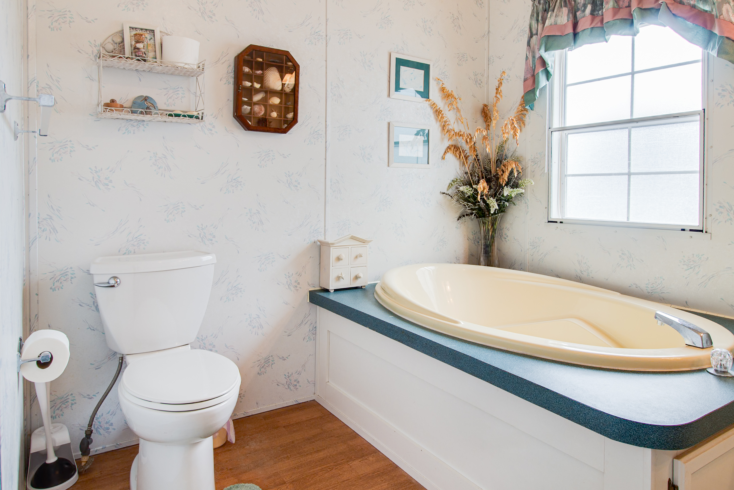 Bathroom 1: Soaking Tub & Shower