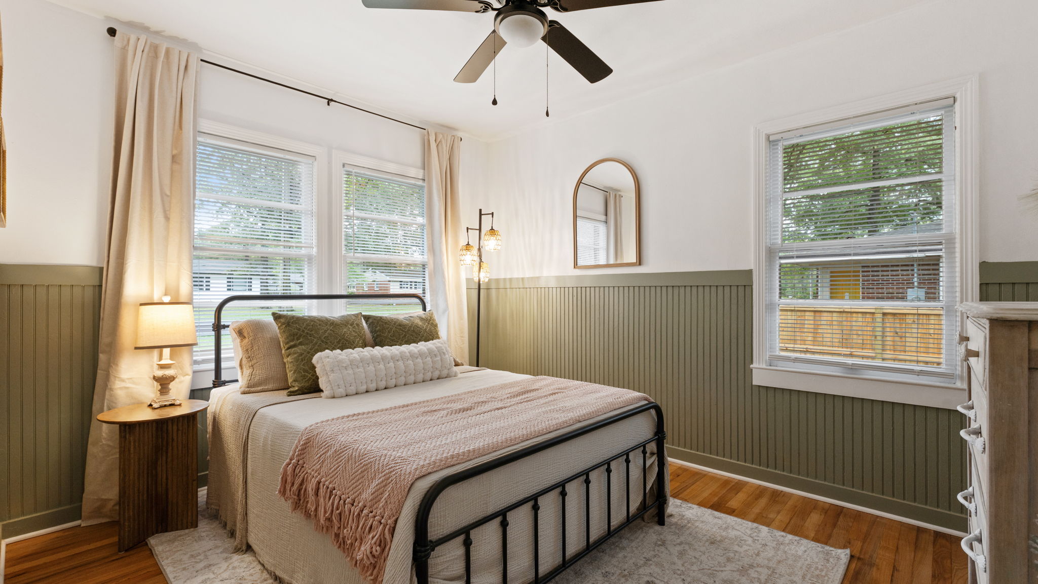 The Blush and Thyme Room (Full Bed)