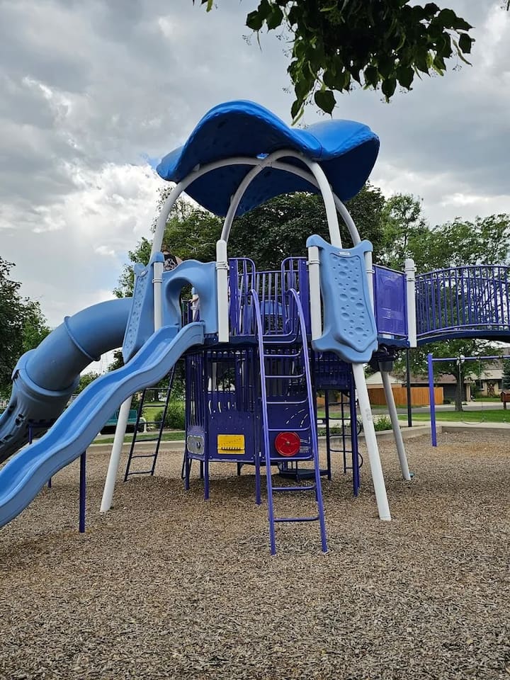 2 blocks from your stay! Full-Court Basketball, Half-Court Basketball, Multipurpose Grass Fields, Playground, 2 Tennis Courts, 1 Combined Tennis-Pickleball Court